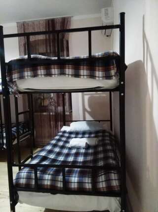 Хостелы Hostel Nino Тбилиси Спальное место на двухъярусной кровати в общем номере для мужчин и женщин-2