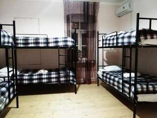 Хостелы Hostel Nino Тбилиси Спальное место на двухъярусной кровати в общем номере для мужчин и женщин-3
